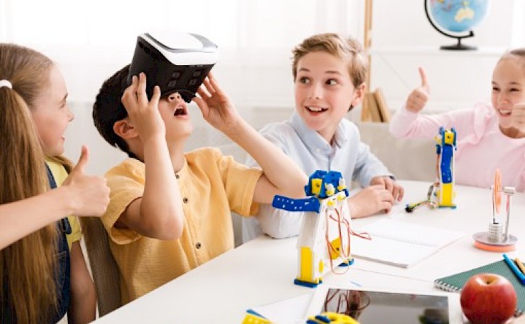 Students learning with virtual reality